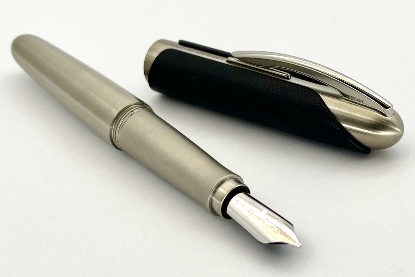 PorscheDesignP3150LeatherBlackFountainPen_E
